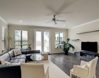 1014 W 22nd Street - Photo Thumbnail 4