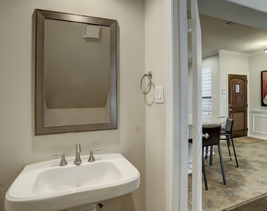 1014 W 22nd Street - Photo Thumbnail 6