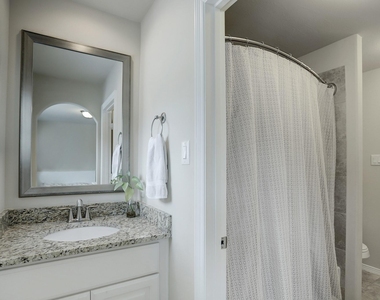 1014 W 22nd Street - Photo Thumbnail 12