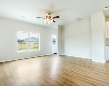 8205 Red Spruce St - Photo Thumbnail 11