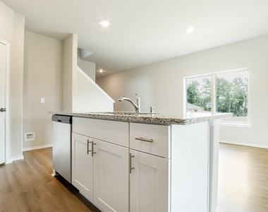 8205 Red Spruce St - Photo Thumbnail 5