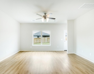 8205 Red Spruce St - Photo Thumbnail 10