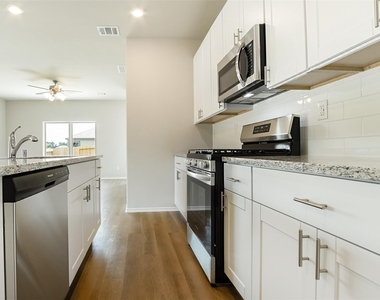8205 Red Spruce St - Photo Thumbnail 6