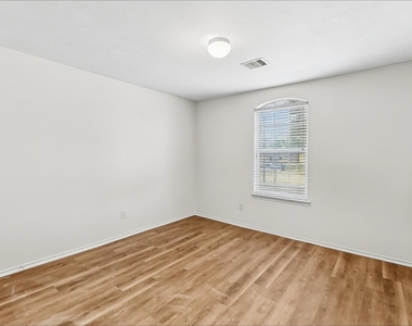 7211 Alava Drive - Photo Thumbnail 9