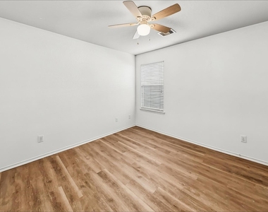 7211 Alava Drive - Photo Thumbnail 12