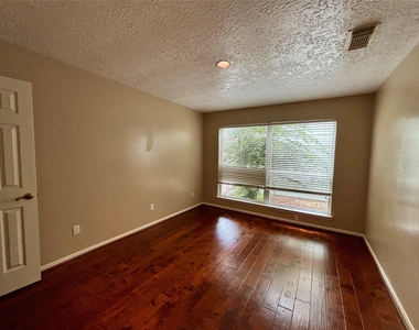 12702 Meadway Court - Photo Thumbnail 4