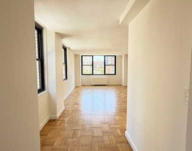 East 49 Street - Photo Thumbnail 2