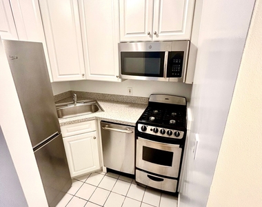 East 91st Street - Photo Thumbnail 7