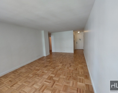 East 49 Street - Photo Thumbnail 2