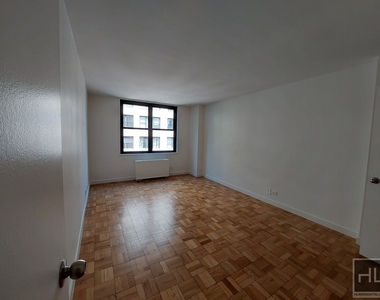 East 49 Street - Photo Thumbnail 1