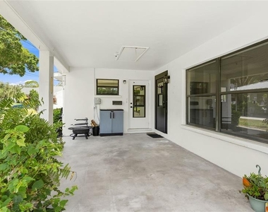 2723 Lynnhurst Street - Photo Thumbnail 2