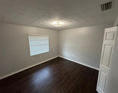 3215 N 49th Street - Photo Thumbnail 9