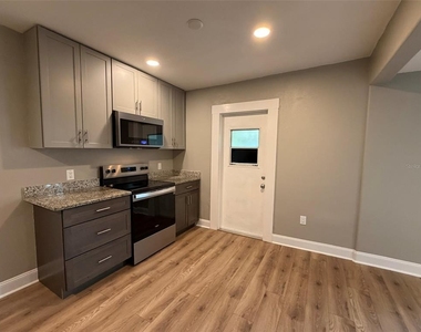 101 W Lemon Street - Photo Thumbnail 4