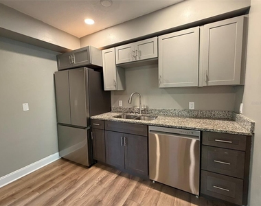 101 W Lemon Street - Photo Thumbnail 3