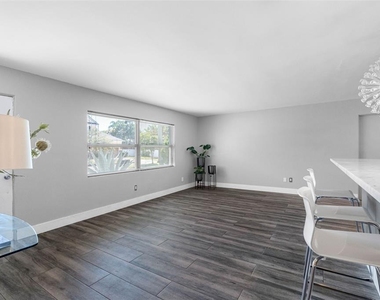 439 Capri Way Ne - Photo Thumbnail 3