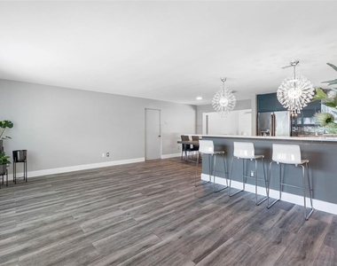 439 Capri Way Ne - Photo Thumbnail 2