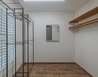 501 Bryan Road - Photo Thumbnail 12