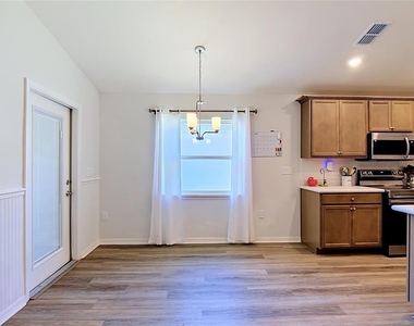 609 Ambleside Drive - Photo Thumbnail 15