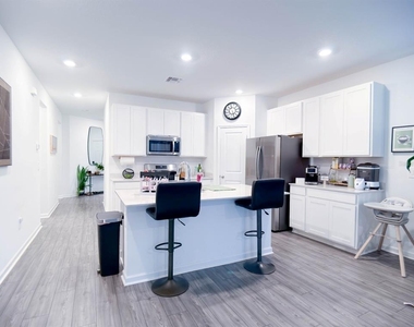 4732 Nw 11th Street - Photo Thumbnail 5