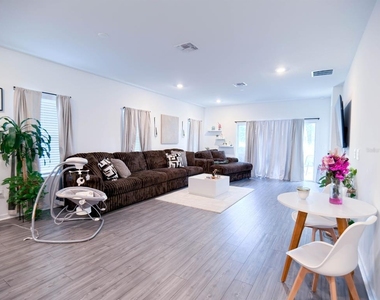 4732 Nw 11th Street - Photo Thumbnail 3