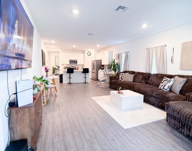4732 Nw 11th Street - Photo Thumbnail 4