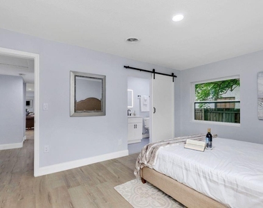 101 S Lakemont Avenue - Photo Thumbnail 12