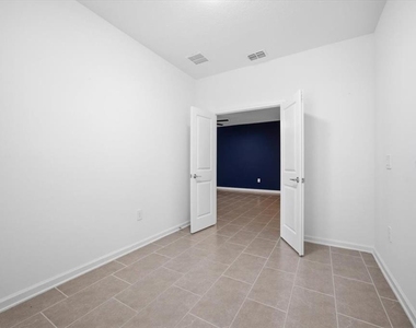717 Citrus Reserve Boulevard - Photo Thumbnail 14