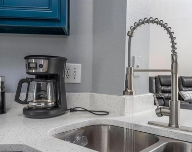 254 Cordova Avenue - Photo Thumbnail 7
