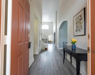 254 Cordova Avenue - Photo Thumbnail 3