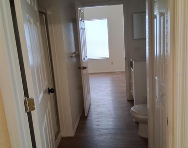829 Camargo Way - Photo Thumbnail 16