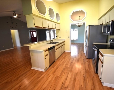 9109 Queen Elizabeth Court - Photo Thumbnail 8