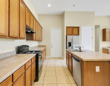 10102 Caroline Park Drive - Photo Thumbnail 7