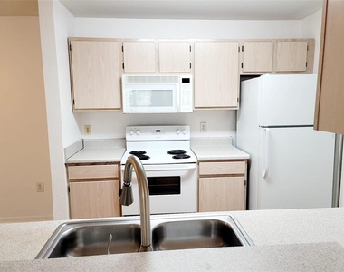 5475 Vineland Road - Photo Thumbnail 7