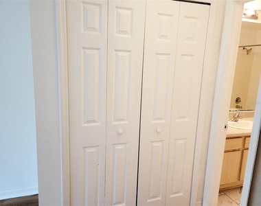 5475 Vineland Road - Photo Thumbnail 15