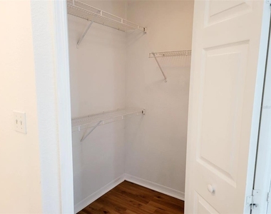 5475 Vineland Road - Photo Thumbnail 14