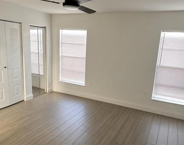 10718 Windsor Place - Photo Thumbnail 8