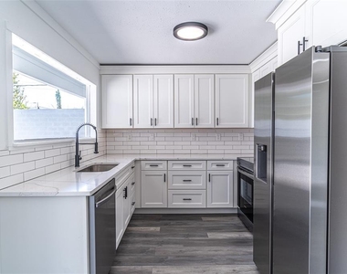 1558 Drexel Avenue Ne - Photo Thumbnail 5