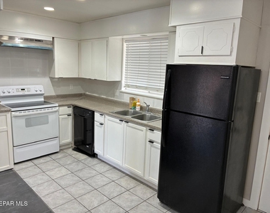 6509 Escondido Drive - Photo Thumbnail 3