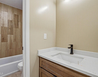 6002 1/2 Pam Mccall Drive - Photo Thumbnail 4
