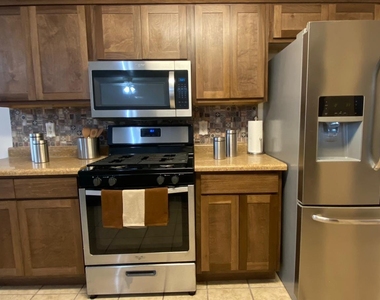 215 Mulberry Avenue - Photo Thumbnail 3