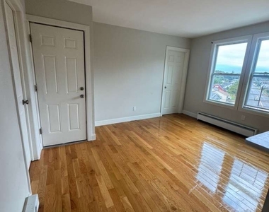 161 Edgewood Avenue - Photo Thumbnail 4