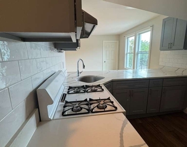 161 Edgewood Avenue - Photo Thumbnail 2