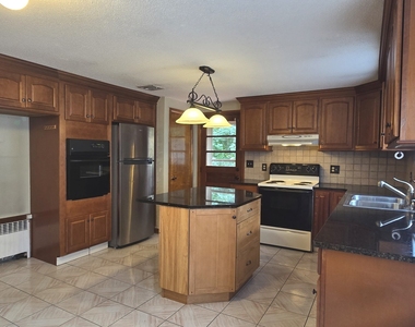 453 Strickland Street - Photo Thumbnail 8