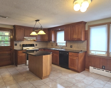 453 Strickland Street - Photo Thumbnail 7