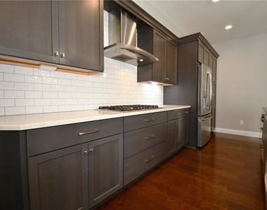 212 Park Pl - Photo Thumbnail 8