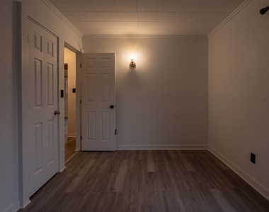 244 Robinson St - Photo Thumbnail 6