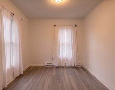 244 Robinson St - Photo Thumbnail 5