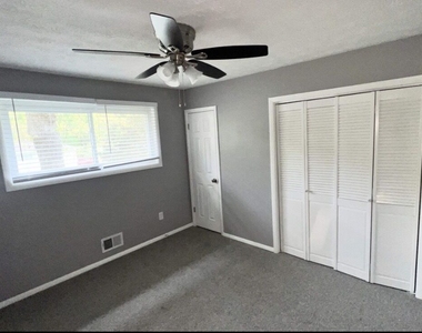 2894 Barry Avenue Se - Photo Thumbnail 10