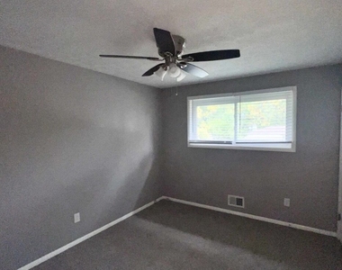 2894 Barry Avenue Se - Photo Thumbnail 11