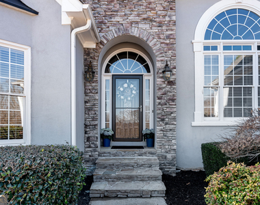 4405 Fairfax Drive - Photo Thumbnail 2